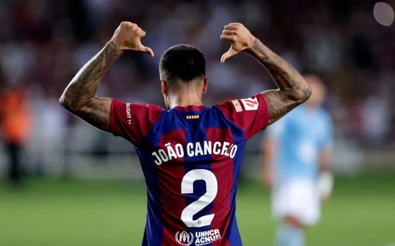 Barcelona cạn tiền, Cancelo trở lại Man City