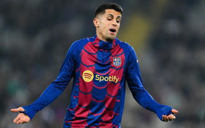 Cancelo còn cánh cửa mang tên Barca