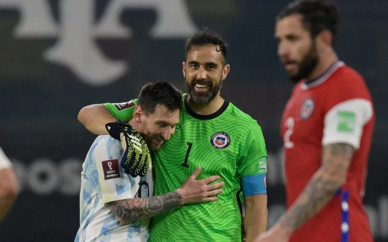 Claudio Bravo và Lionel Messi có rất nhiều duyên nợ