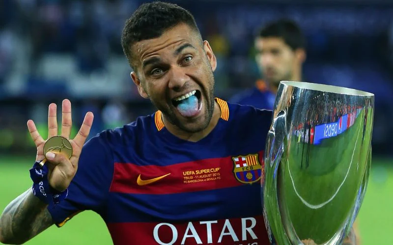 Đang bị quản thúc, Dani Alves đá phủi kiếm sống