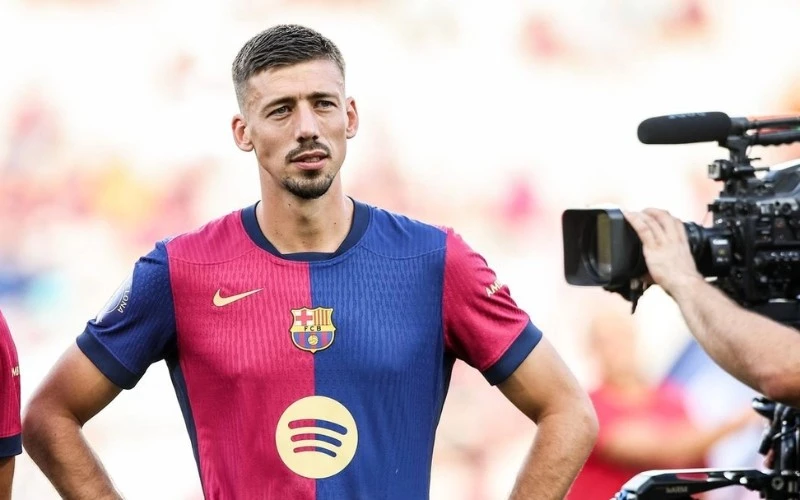 Lenglet bị xem là con cờ tài chính của Barcelona