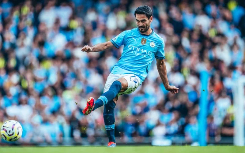 Gundogan nói gì khi được CĐV Man City chào đón đặc biệt?