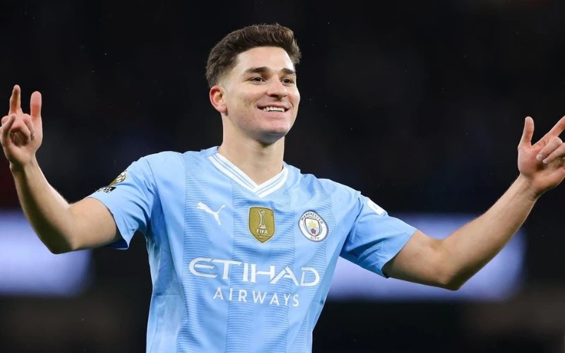 Julian Alvarez rời Man City vì không có tên trong đội hình ra sân