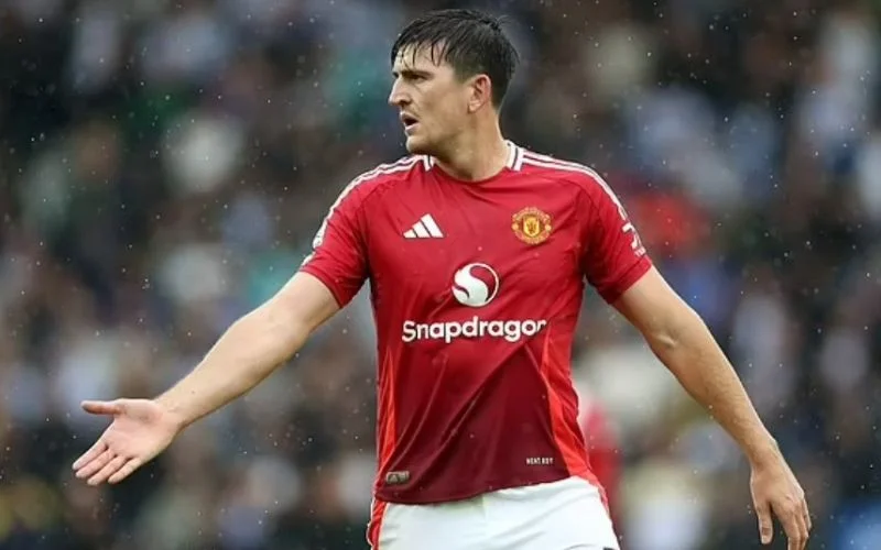 Man Utd thủng lưới, Maguire biện hộ với đồng đội