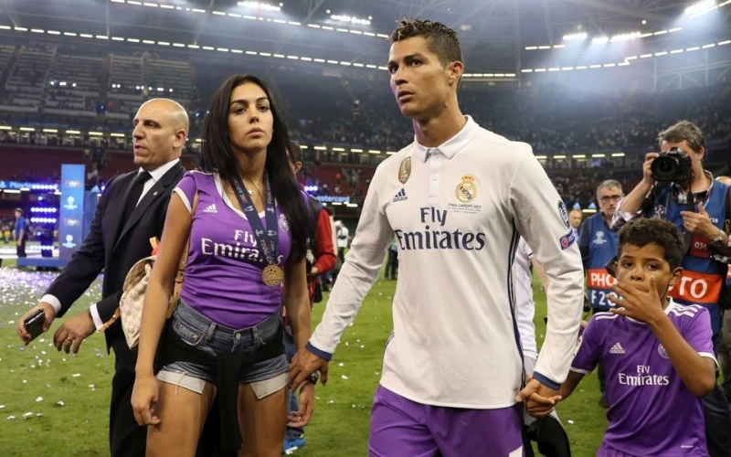 Ronaldo gọi Georgina là "vợ"