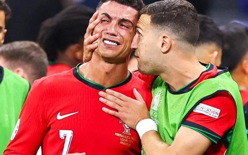 Ronaldo khóc khi đá hỏng penalty.