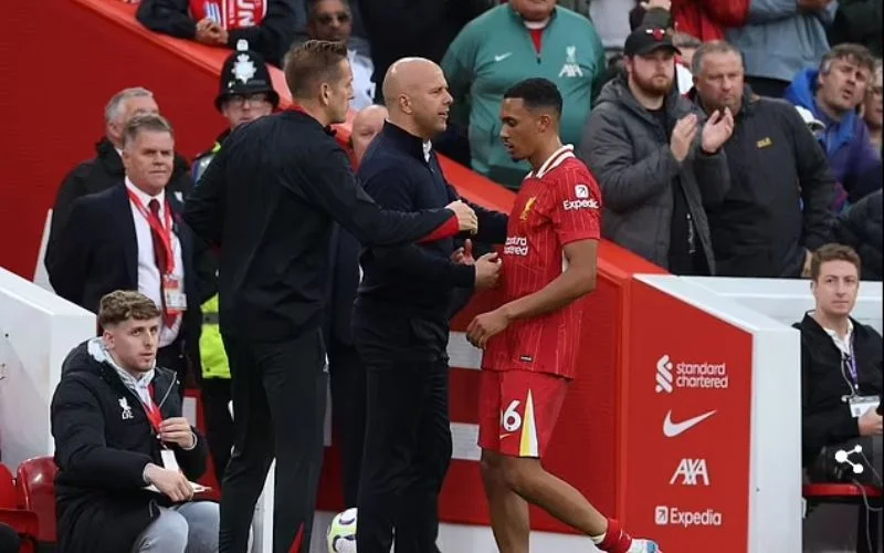 Trent Alexander-Arnold tỏ thái độ, Slot vỗ về học trò