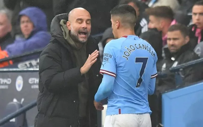 Vừa trở lại Man City, Cancelo đã bị Guardiola ngược đãi