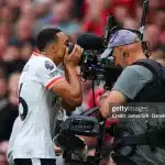 Alexander-Arnold trêu CĐV Man Utd làm nhân viên an ninh tái mặt