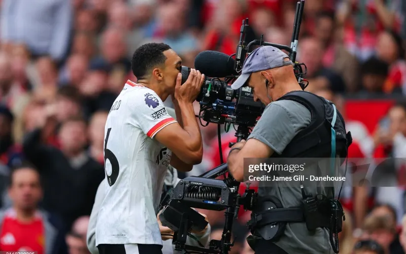 Alexander-Arnold trêu CĐV Man Utd làm nhân viên an ninh tái mặt