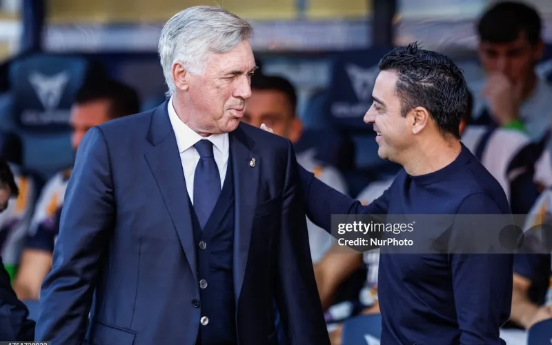 Ancelotti cùng nói chuyện với Xavi