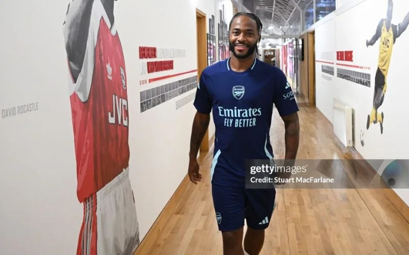 Arsenal hai lần mua hụt Sterling trong quá khứ