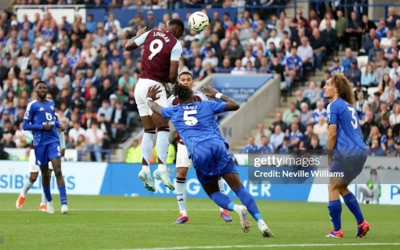 Aston Villa tranh thủ dìm Everton trước khi bơi ra châu Âu