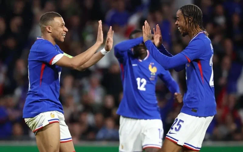 Bộ ba Barcola – Mbappe – Olise có thể sắp trình làng