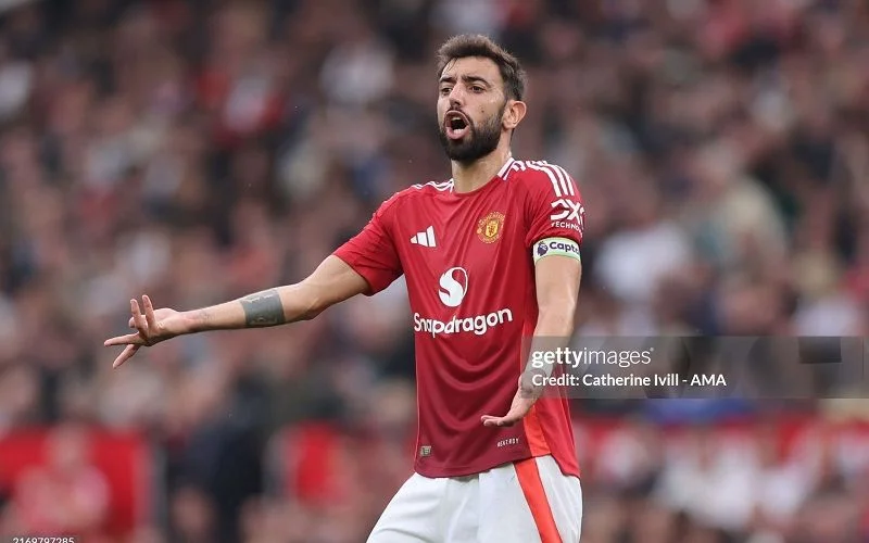 Bruno Fernandes gặp tình trạng đói bóng trong trận gặp Liverpool.