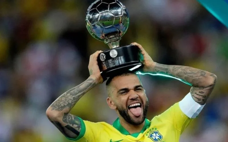 Dani Alves được xem là cầu thủ thành công nhất trong lịch sử bóng đá khi nói về số lượng danh hiệu.