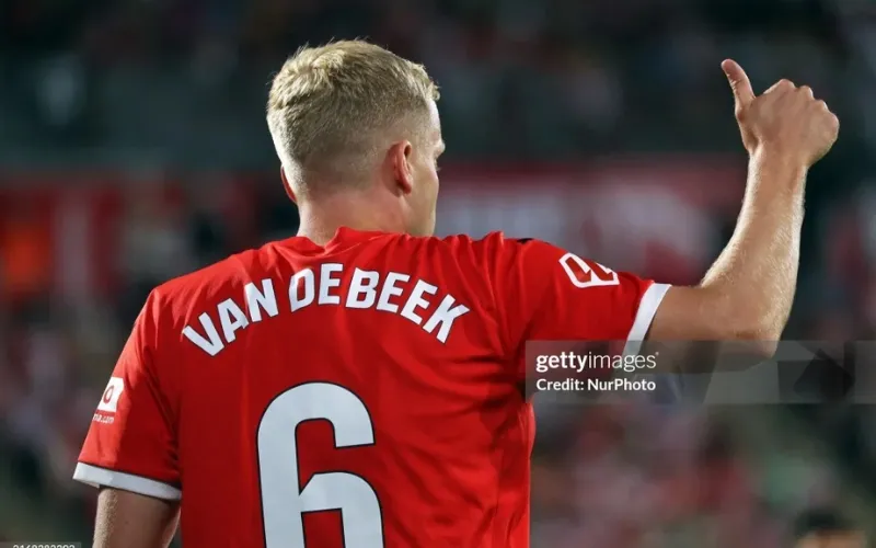 Donny van de Beek phá vỡ im lặng sau tháng ngày ác mộng tại Old Trafford