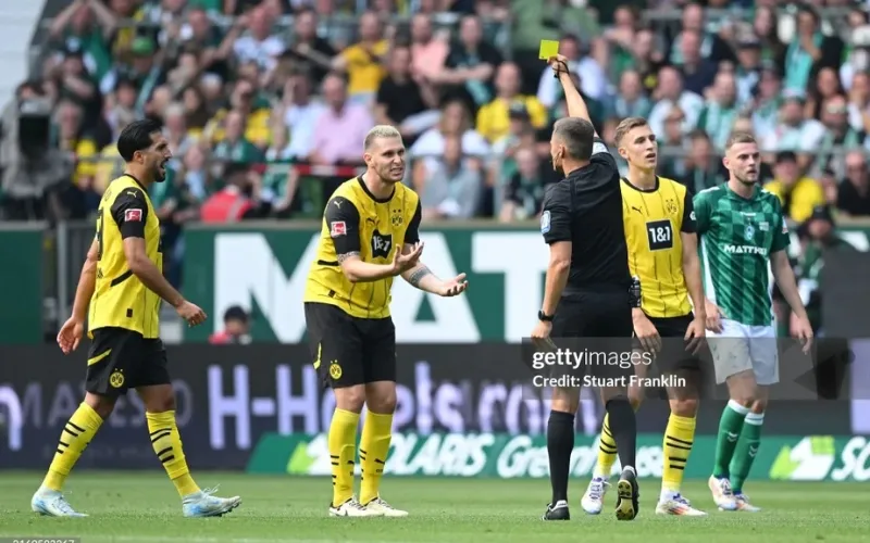 Dortmund vừa hòa Bremen dù đá 10 người