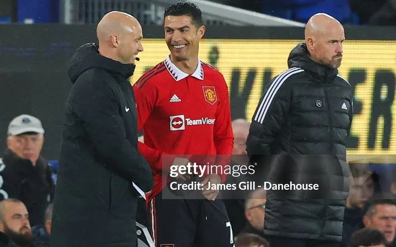 Erik ten Hag dằn mặt Ronaldo