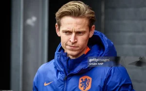 Frenkie de Jong đang quyết làm Barcelona lỗ nặng