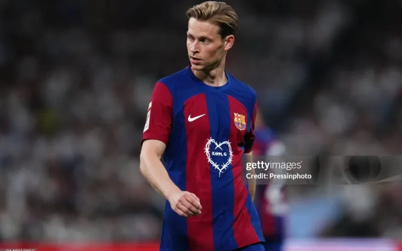 Frenkie de Jong quyết không cho Barcelona vớt vát xu nào