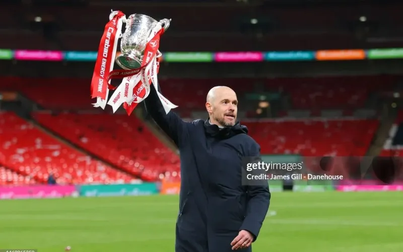 HLV Ten Hag rất tự hào với Carabao Cup