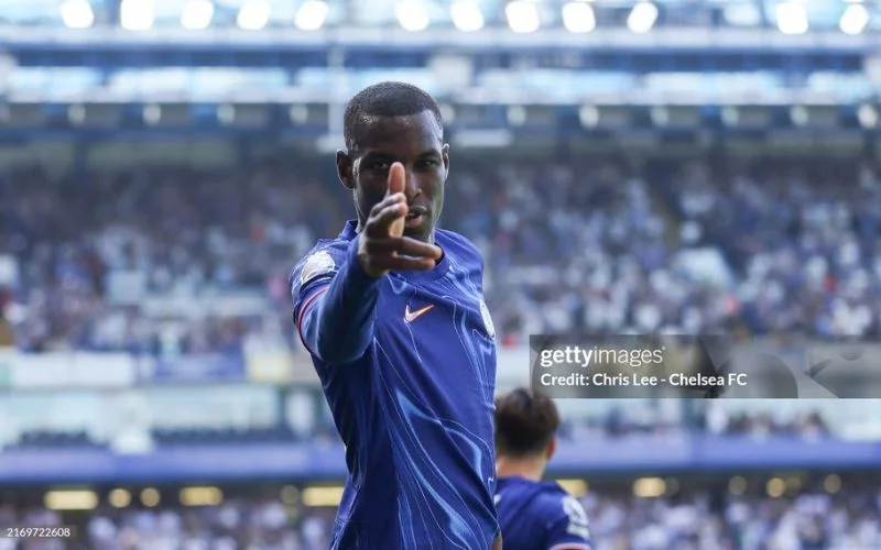 Jackson đã khóa miệng Obi Mikel bằng bàn thắng