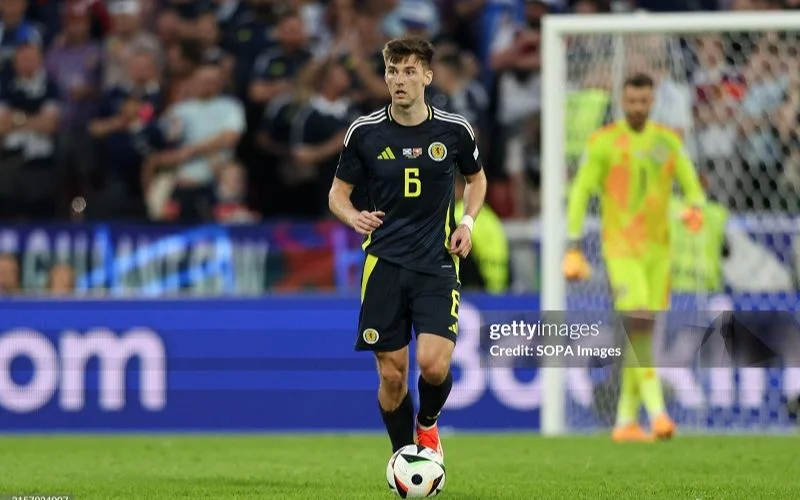 Kieran Tierney đã trở lại tập luyện sau chấn thương nghiêm trọng tại EURO 2024.