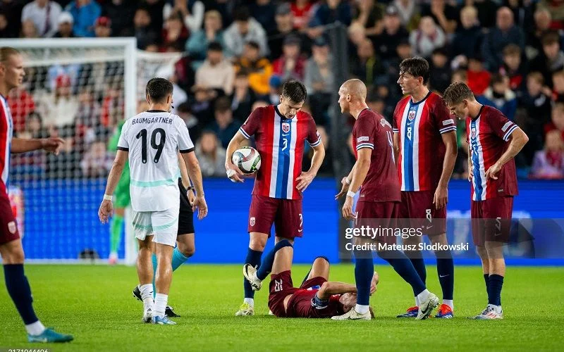 Martin Odegaard dính chấn thương và phải rời sân ở giữa hiệp hai.