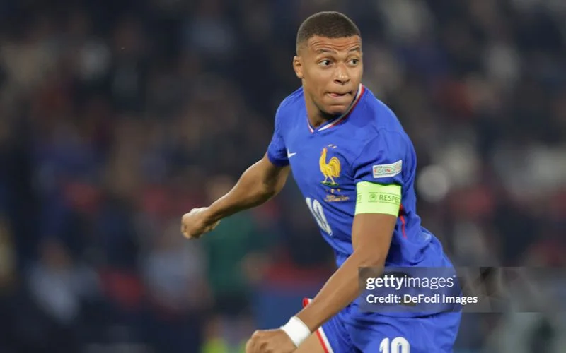 Mbappe bị đồng đội sỉ vả.