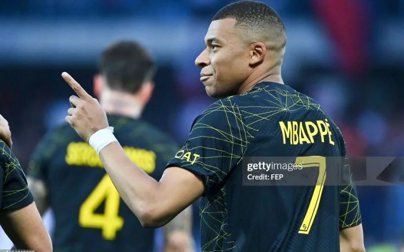 Mbappe sẽ đá cánh trái quen thuộc