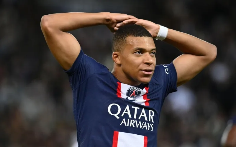 Mối quan hệ giữa Mbappe và PSG cũng trở thành đề tài chỉ trích từ nhiều phía