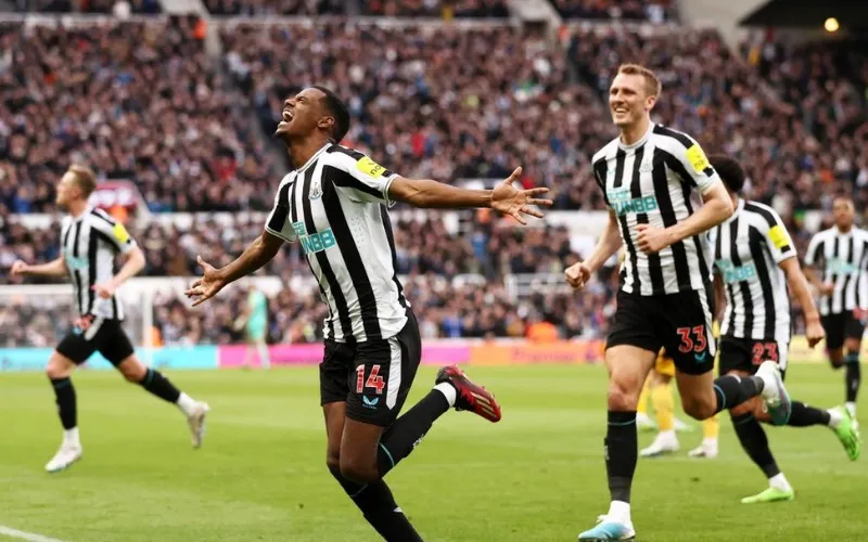 Newcastle lội dòng bằng sút xa