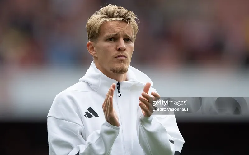 Odegaard vẫn còn đau sau cú vào bóng của Yankuba Minteh