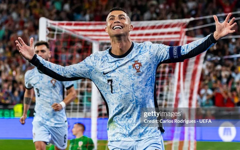 Ronaldo chạm mốc lịch sử.