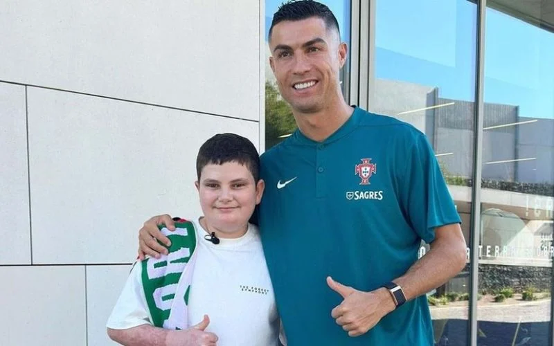 Ronaldo có nghĩa cử đẹp với cậu bé mất cả gia đình vì tai nạn