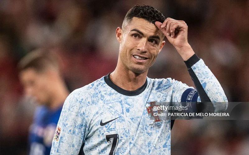 Ronaldo xem Euro ngang World Cup.