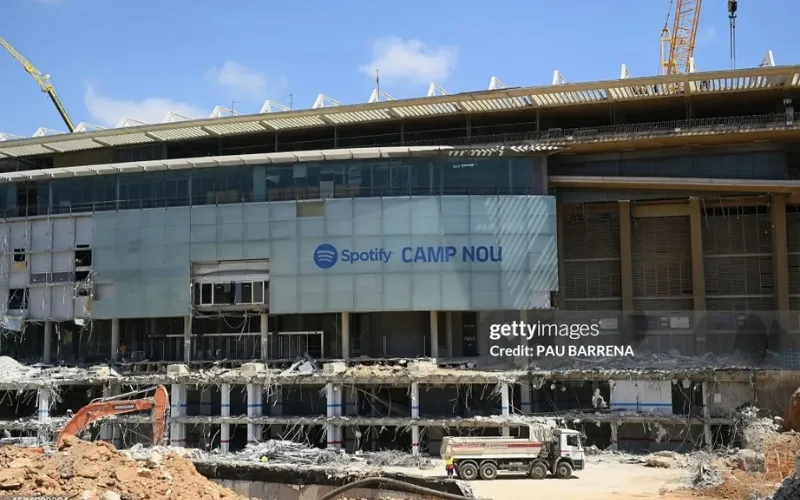 Sân Nou Camp còn đang xây dựng