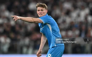 scott-mctominay-voi-thach-thuc-an-kieng-tai-napoli-e1727190626910-300x188