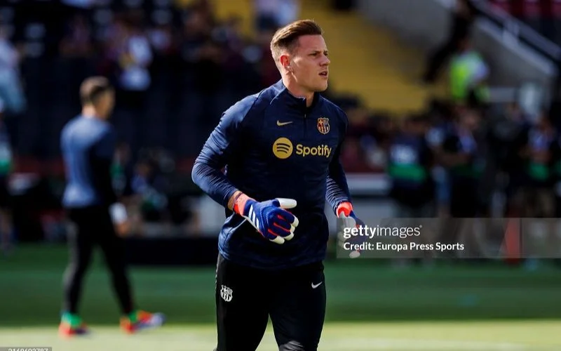 Stegen vẫn còn hợp đồng với Barcelona đến năm 2028.