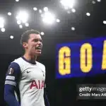 Trận đấu của Tottenham bị hoãn 38 phút