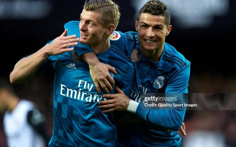 Toni Kroos chúc mừng Ronaldo bằng thống kê khó tin