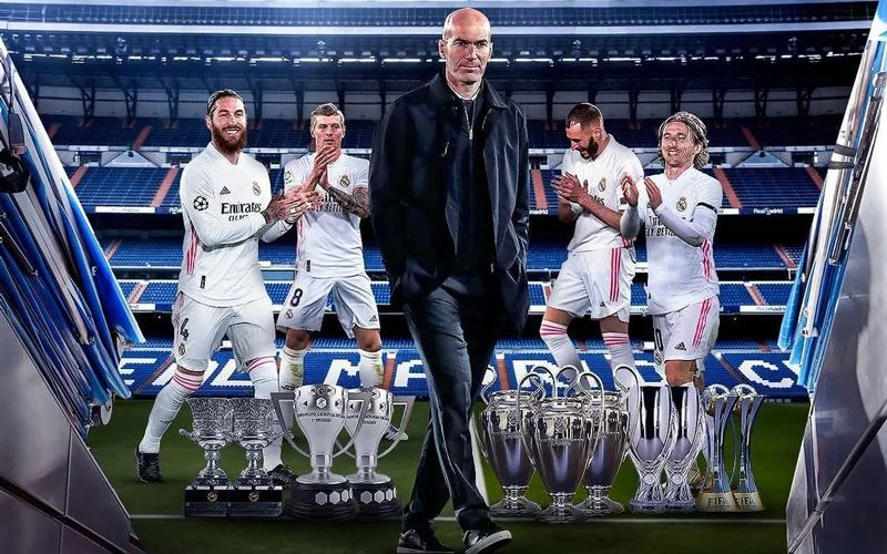 Zinedine Zidane, cựu cầu thủ và HLV của Real Madrid, đã nhanh chóng khẳng định tài năng với 3 lần vô địch Champions League liên tiếp.