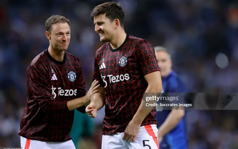 Evans-va-Maguire-ganh-hang-thu-Man-Utd