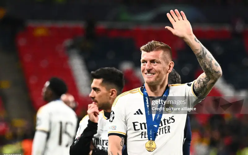 Toni-Kroos-roi-di-da-de-lai-khoang-trong-lon-o-Real-Madrid