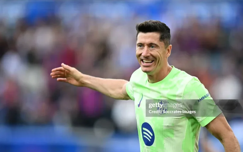 lewandowski-lap-hat-trick-barca-cung-co-ngoi-dau-la-liga-e1728258505500