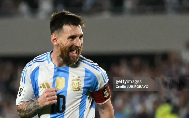 messi-co-that-su-gioi-hon-maradona-va-pele-e1729325433678