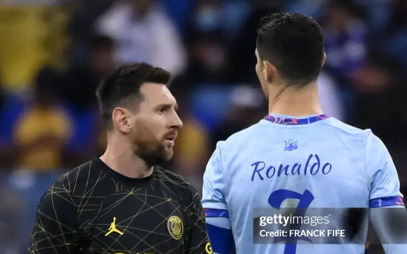 Ronaldo hành động bất ngờ với Messi