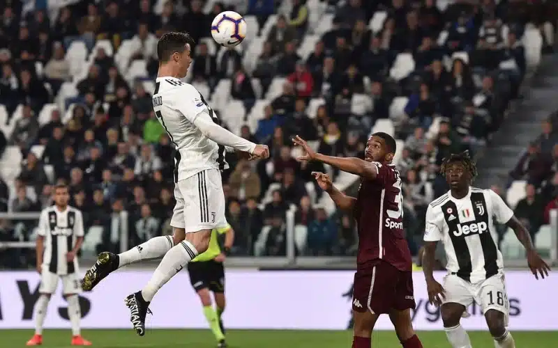 Ronaldo nhảy cao 2.47m đánh đầu ghi bàn vào lưới Torino