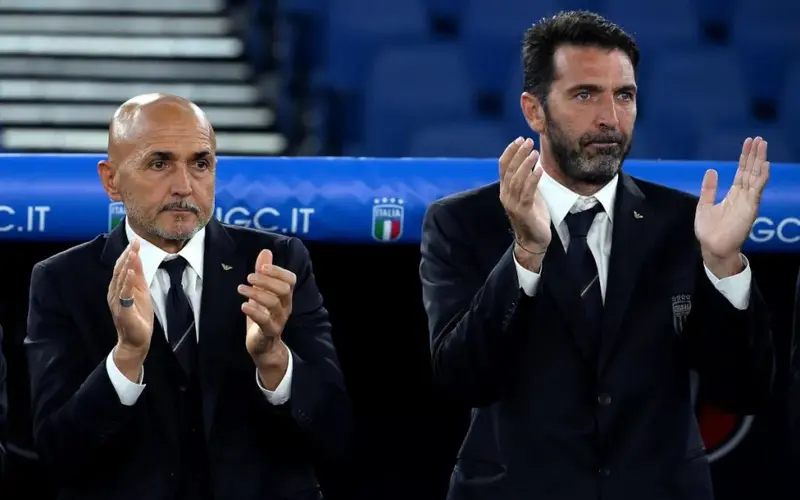 HLV-Spalletti-va-truong-doan-Buffon-deu-tham-gia-tuong-niem